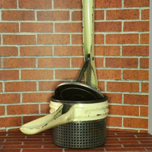 Vintage Potatoe Ricer MCM Kitchen Tools Decor Cooking Food Prep - Picture 3 of 6